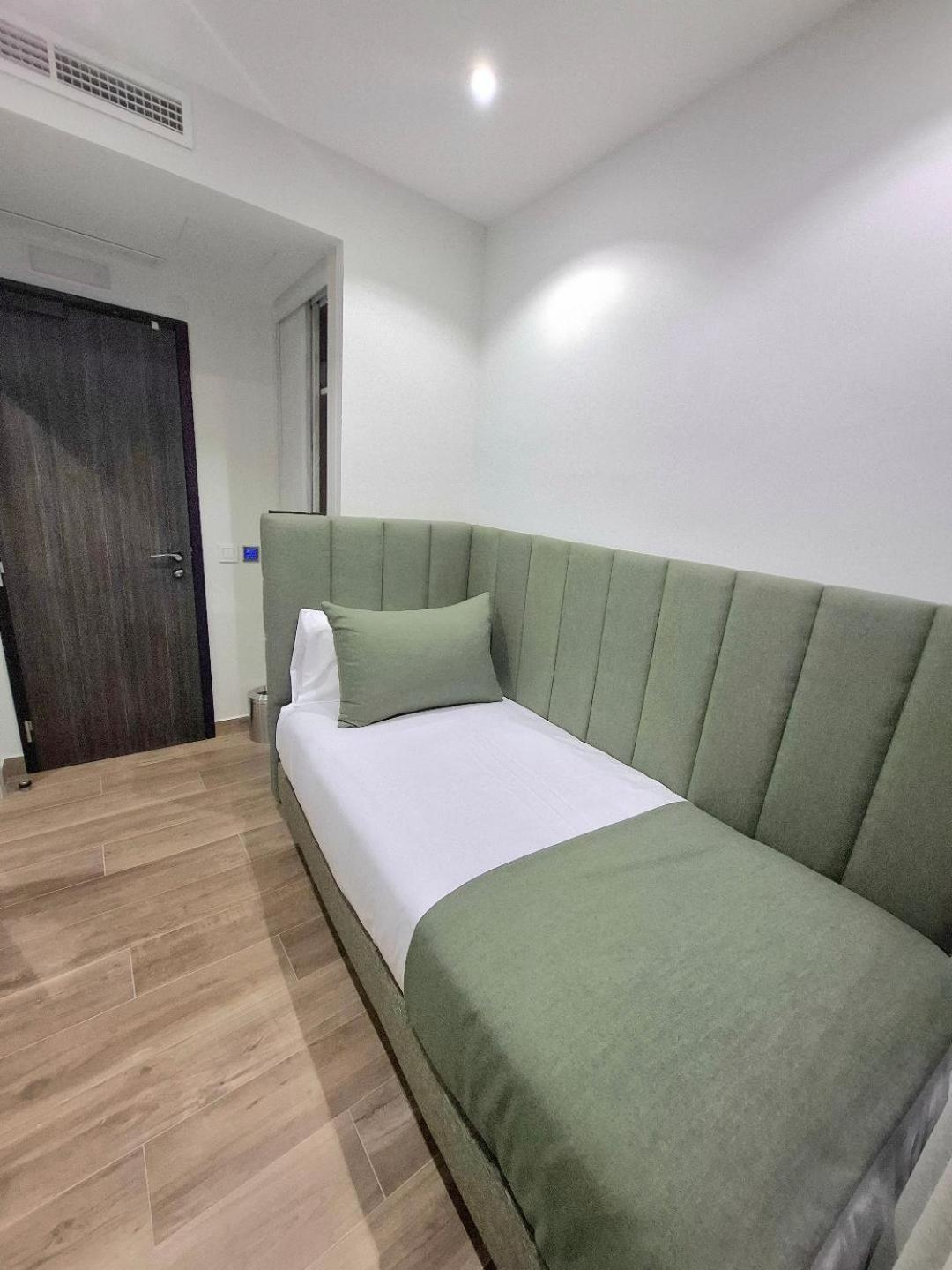 Hostal San Blas Madrid Exterior foto